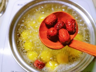 11、南瓜小圆子,放入锅中，煮至圆子漂浮起来。