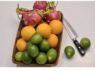 1、养颜减负的水果茶,准备好水果