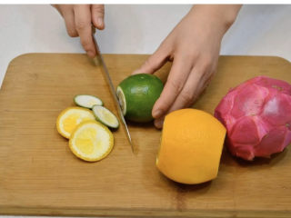 2、养颜减负的水果茶, 将柠檬和橙子用盐擦洗干净后去除2头，红肉火龙果去皮，白肉火龙果洗干净后去枝叶。