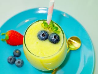 1、百变水果&瘦身低卡思慕雪,采用新鲜水果加入料理机搅拌均匀