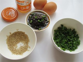 2、老妈酱香鸡蛋单饼卷,醒面的空儿先准备好其他食材，沙茶酱如果不喜欢甜味儿，可以自己切点牛肉、姜丁、葱花，一勺水、辣椒面、盐和沙茶酱一起熬制成咸辣口味的
