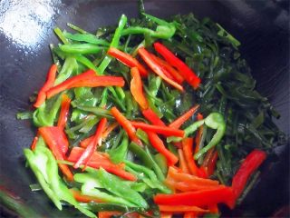 3、老妈酱香鸡蛋单饼卷,再来炒一盘彩椒海带丝一份，也可以准备你自己爱吃的家常菜小炒