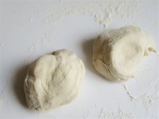 4、老妈酱香鸡蛋单饼卷,醒好的面团揉一揉，分成几个均匀大小的大剂子