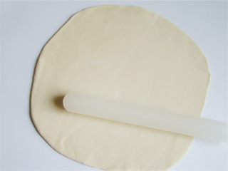 5、老妈酱香鸡蛋单饼卷,擀成厚约饺子皮一样的光滑的大面皮