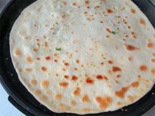 8、老妈酱香鸡蛋单饼卷,金黄色一面撒少许油翻面，烙另外一面