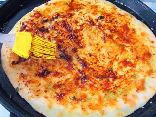 9、老妈酱香鸡蛋单饼卷,烙至稍微金黄色即可用刷子蘸上沙茶酱涂在饼上，饼取出