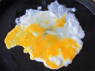 10、老妈酱香鸡蛋单饼卷,电饼铛里打入鸡蛋一个，摊开来