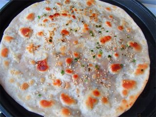 11、老妈酱香鸡蛋单饼卷,乘鸡蛋还没有凝固的时候，把单饼盖在鸡蛋上烙30秒钟左右，电饼铛旁边可以提前放一根火腿肠煎一下