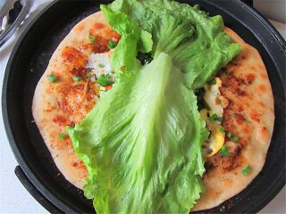 13、老妈酱香鸡蛋单饼卷,把生菜放在上面，然后卷成一个漂亮的卷儿