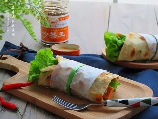 14、老妈酱香鸡蛋单饼卷,卷好的卷儿为了方便拿，可以切成两瓣儿，再用烫过的韭菜系上一个漂亮的蝴蝶结