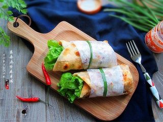 15、老妈酱香鸡蛋单饼卷,漂亮美味的酱香卷饼做出来喽，美味即享