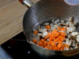 1、电饭煲懒人饭,还没出锅已经满屋子香味了,热锅冷油,依次加入洋葱、香菇、胡萝卜。