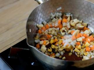 2、电饭煲懒人饭,还没出锅已经满屋子香味了,炒软,加入1勺盐、1勺生抽。