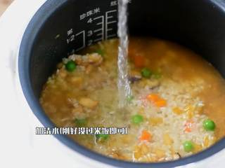 4、电饭煲懒人饭,还没出锅已经满屋子香味了,加清水(刚好没过米饭即可)。