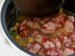 5、电饭煲懒人饭,还没出锅已经满屋子香味了,最后倒入广式腊肠铺平。