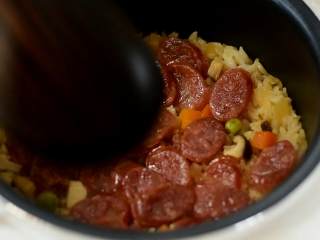 7、电饭煲懒人饭,还没出锅已经满屋子香味了,饭勺拌一拌即可盛出。