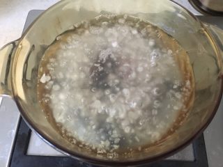 5、芒果黑米椰奶西米露,小火煮至西米露由白变得透明，有一小点白点的时候关火焖一下即可熟透。