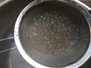6、芒果黑米椰奶西米露,煮熟的西米露用凉水冲洗一下。