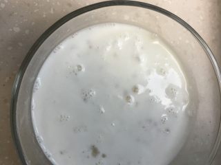 8、芒果黑米椰奶西米露,汤碗里加入椰浆，练乳，西米露等搅拌均匀。