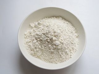 1、焖虾面,先称好面粉过筛