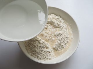 2、焖虾面,分次加入适量的水，不要一次性加，先调成絮状，再动手揉，做面条建议水要少，想劲道的话可加一个鸡蛋或一勺盐、温水和面，会硬一些