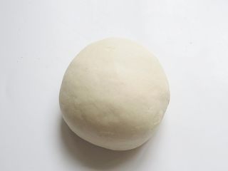 3、焖虾面,和好的面团先不要急着揉光滑，用保鲜膜或湿布盖上防止10分钟，再动手揉会很轻松的揉出光滑的面团