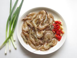 5、焖虾面,准备好焖虾材料，基围虾如果怕扎嘴，可以剪去虾须
