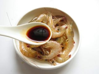 6、焖虾面,基围虾洗干净加半勺料酒、生抽调拌腌渍一会儿