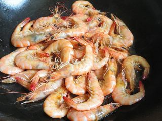 7、焖虾面,热锅热油，放入基围虾翻炒