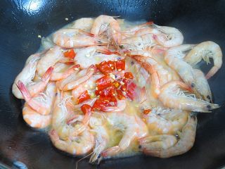 8、焖虾面,放入红辣椒、蒜、生抽翻匀后盖上锅盖焖三四分钟