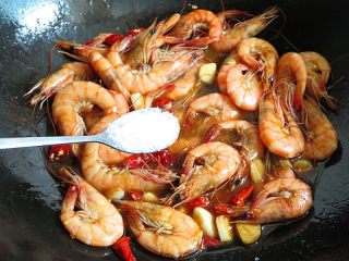 9、焖虾面,焖好的虾加入盐翻炒调味