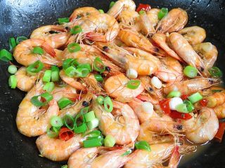 10、焖虾面,撒入葱花翻炒入味，即可关火