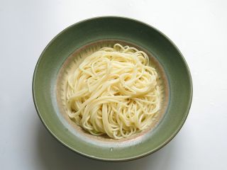 11、焖虾面,锅内烧开水煮好面条，八分熟即可捞出，用凉开水过一下，控去水分码放在碗里