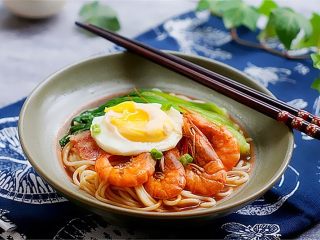 13、焖虾面,将焖虾多余出来的汤汁浇在面里，美美的焖虾面可以开吃啦！小伙伴们学会了吗？快一起做起来哦！