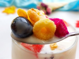 1、夏日低脂消暑甜品:果麦脆酸奶杯,来一口果麦脆酸奶，诱惑一下！