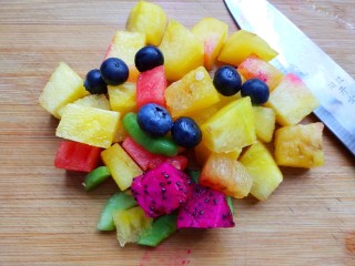 2、夏日低脂消暑甜品:果麦脆酸奶杯,准备自己喜欢的水果，切成小块。