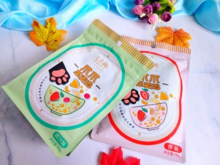 3、夏日低脂消暑甜品:果麦脆酸奶杯,这是我买的果麦脆，里面有大颗的水果干果，果仁，藜麦，小麦圈。