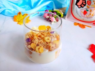 4、夏日低脂消暑甜品:果麦脆酸奶杯,准备一个漂亮的玻璃杯，倒入水果，酸奶，再倒入果麦脆。