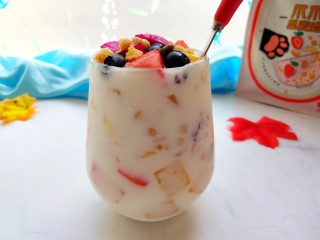 6、夏日低脂消暑甜品:果麦脆酸奶杯,再倒入水果，果麦脆酸奶杯做好，大颗的果粒，吃着真舒服，低脂还不怕长胖！