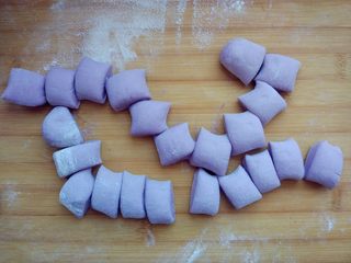 9、紫玫瑰馒头,取一块，揉成长条，切成大小相当的剂子