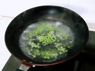 1、牛奶豌豆热饮,豌豆洗净,锅烧开水,豌豆放锅中煮熟。尽量选鲜嫩豌豆,自带清甜味,好吃,不过,这个季节的豌豆都比较嫩,没有看到长老的。