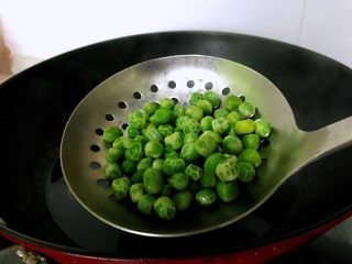 2、牛奶豌豆热饮,捞出。