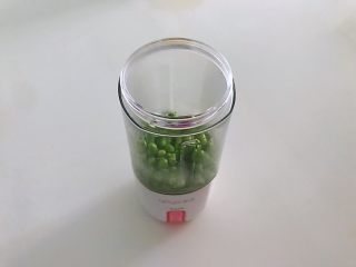 3、牛奶豌豆热饮,放入料理机。