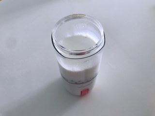 4、牛奶豌豆热饮,牛奶加热。我用的盒装纯牛奶,带包装放到煮过豌豆的水中5分钟,其间翻个面,晃一下,热得快。或者倒出牛奶在微波炉中叮一下,只要牛奶是热的就行。豌豆放入料理机,倒入牛奶,打至顺滑无渣,装杯,味道超赞,出门去玩都是可以带上喝的。