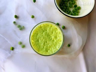 5、牛奶豌豆热饮,我家宝宝就喜欢上面有点泡沫的,一边在认真研究着一边喝,开心得不得了,正好省得等消泡或者处理了,有宝宝不是很喜欢的,可适当加点糖进去,搭配一个小水果,一小块蛋糕类,非常棒!