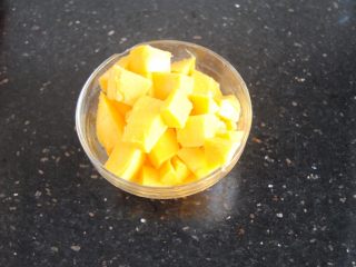 3、鲜芒芝士饭,切成小颗