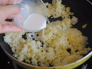 7、鲜芒芝士饭,倒入椰浆，拌匀哦
