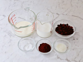 1、奥利奥海盐奶盖咖啡,准备好材料