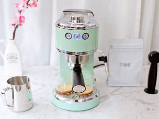 2、奥利奥海盐奶盖咖啡,首先先制作咖啡液,我用的是马克西姆意式咖啡机,10克粉萃取了约70克的浓缩咖啡液