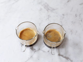 3、奥利奥海盐奶盖咖啡,放凉备用